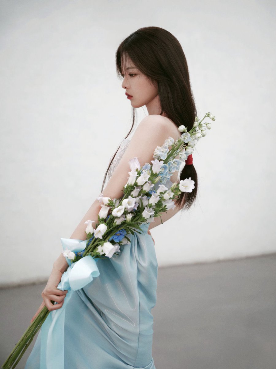 cfhaoyue's tweet photo. Grey-white architecture, delicate bellflowers, and ice-blue satin flowing through the cool light. A little contrast between softness and strength, capturing my own little moment of elegance. 🌸🩵♡ https://t.co/XbEM7Z3IqU