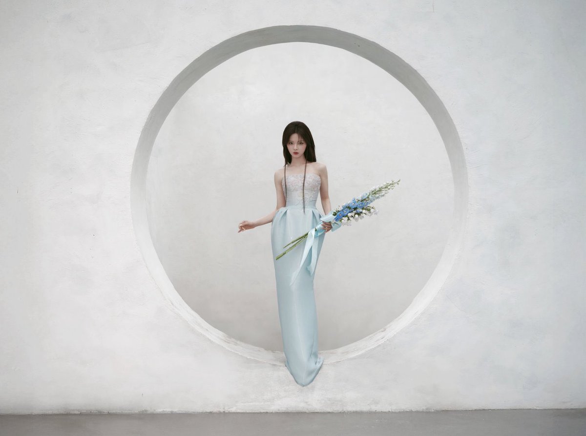 cfhaoyue's tweet photo. Grey-white architecture, delicate bellflowers, and ice-blue satin flowing through the cool light. A little contrast between softness and strength, capturing my own little moment of elegance. 🌸🩵♡ https://t.co/XbEM7Z3IqU