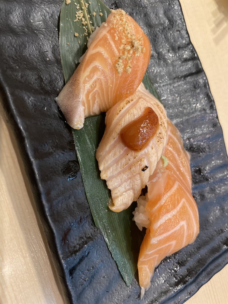 kahiiro99's tweet photo. 権利落ちかなり激しい⚡️
昨日の晩ごはん、にぎりの徳兵衛でオスシ🍣🍣
生サーモン3カン盛り、うなぎバターなどおいしかったです❗️
コロワイド、昨日謎の上げからの激下げ❌
支払いは株主優待カード💳 https://t.co/S6BeLoSvMA