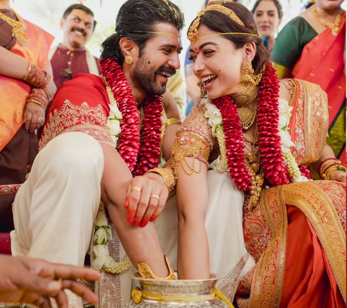 shubhankrmishra's tweet photo. कोई सवाल जो आप Vijay Deverakonda and Rashmika Mandanna से पूछना चाहेंगे ? 

शादी के बाद पहली बार दोनों Podcast कर रहे । https://t.co/S7V2oANV64