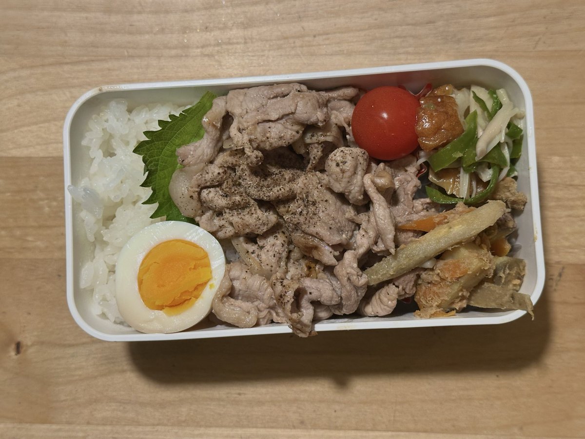 Peanut___nut's tweet photo. どーんと肉炒め

#夫弁当 https://t.co/EtJ2RhASnQ