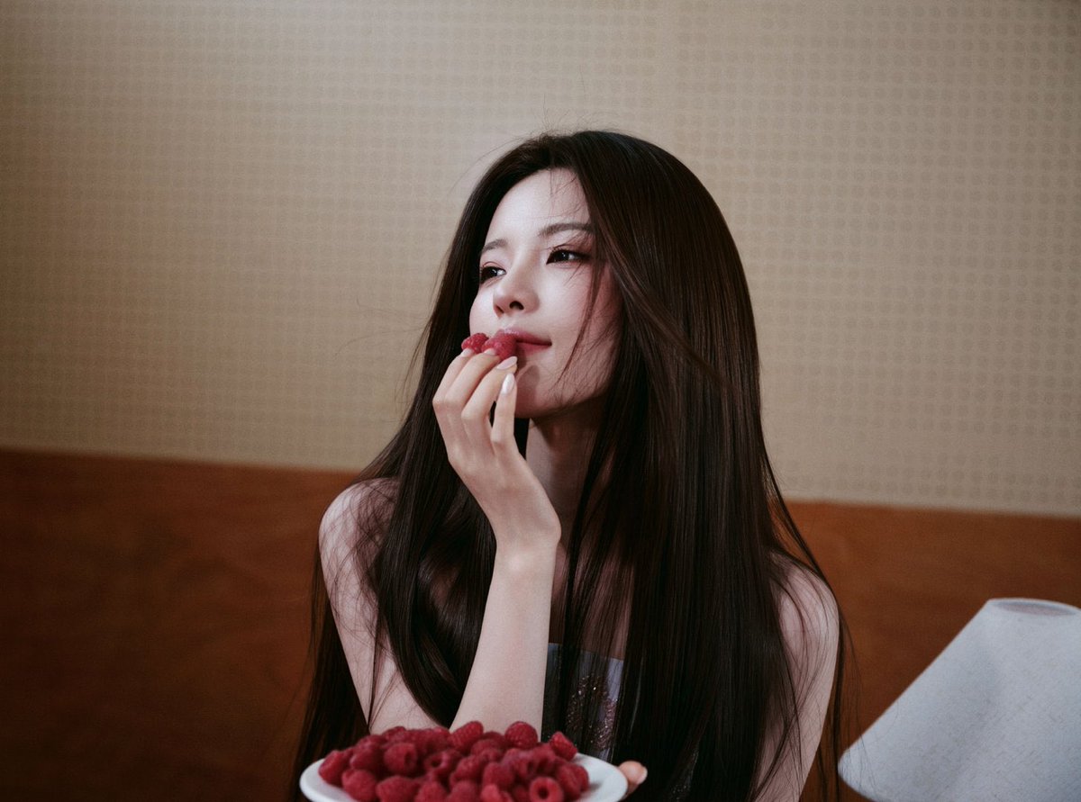 cfhaoyue's tweet photo. ୨୧ 𓂃 A delicate ribbon tied softly, cranberry-red lips, slowing down in a quiet space and embracing the cool, understated elegance of the moment. 🎀🍒🩶✨ https://t.co/bNbvK8z4SN