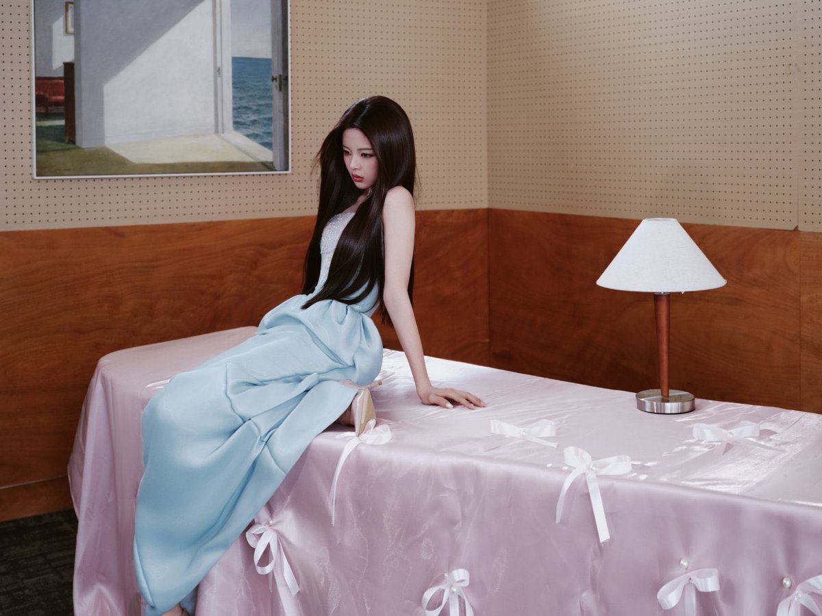 cfhaoyue's tweet photo. ୨୧ 𓂃 A delicate ribbon tied softly, cranberry-red lips, slowing down in a quiet space and embracing the cool, understated elegance of the moment. 🎀🍒🩶✨ https://t.co/bNbvK8z4SN