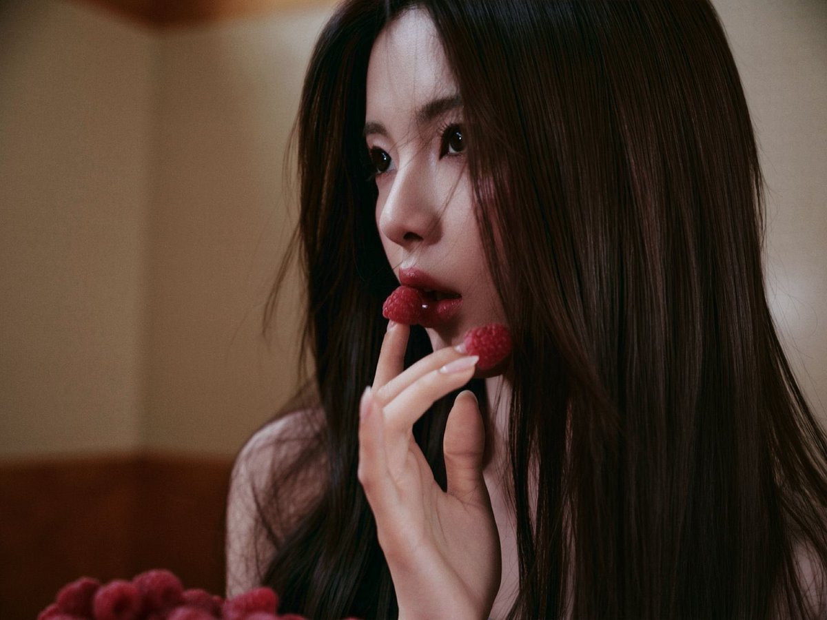 cfhaoyue's tweet photo. ୨୧ 𓂃 A delicate ribbon tied softly, cranberry-red lips, slowing down in a quiet space and embracing the cool, understated elegance of the moment. 🎀🍒🩶✨ https://t.co/bNbvK8z4SN