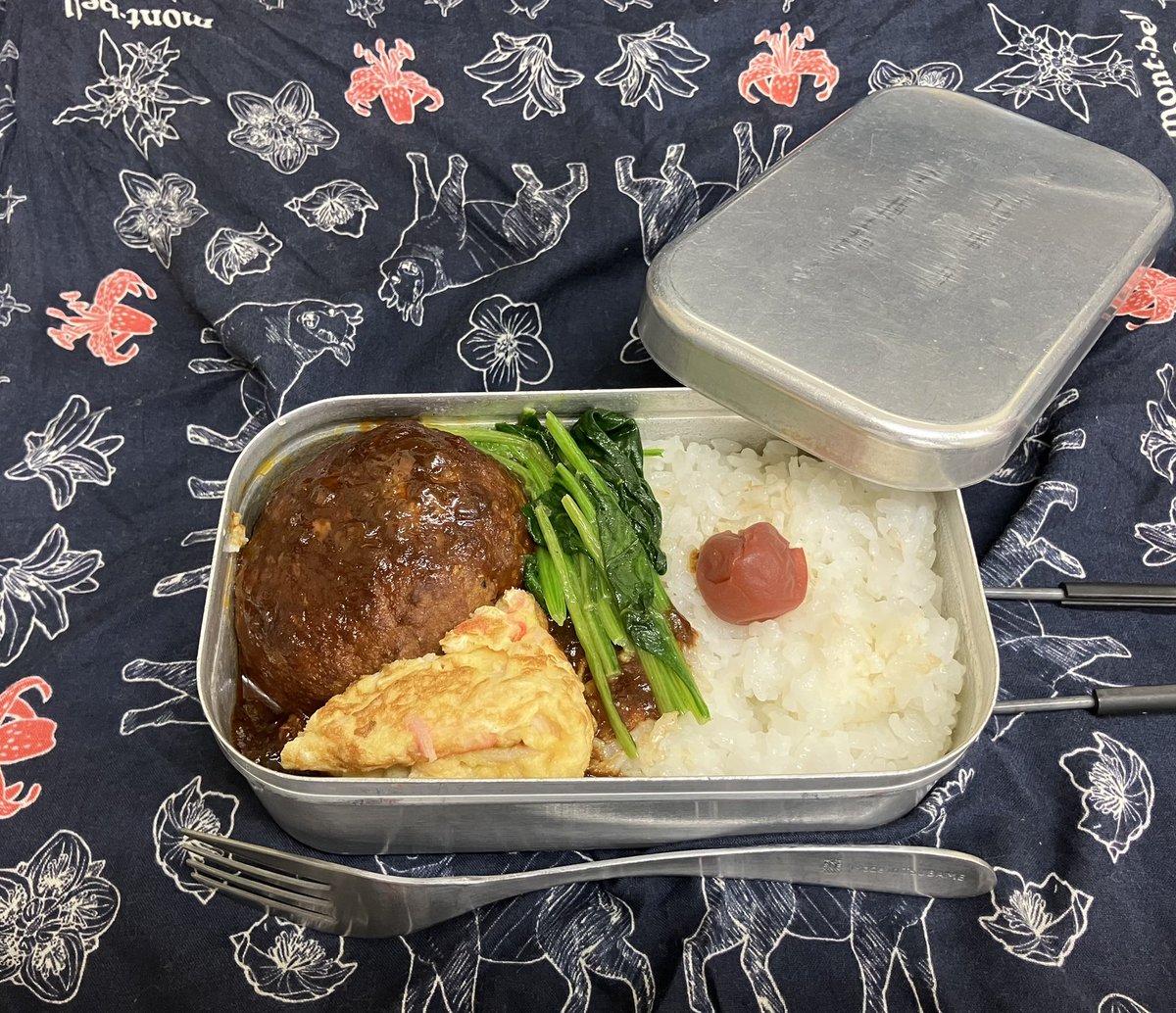 NANIWATAXIDR's tweet photo. おはようございます😊

市内中心部の空はこんな感じでございます…☔️

本日は朝イチより特殊mission🪖🇯🇵進行中です
午前の部？をクリアしました
お昼🍚して夜の部？に備えましょうか、ね

さて
ﾜﾀｸｼ、とある珈琲店にハマってます☕️
(写真は某日のお三時🍰)
コチラは座席間も広くてまったりできますね…
(スタバ◯はちょっとアレかも)

🚕の運転に限らず心がゆったりとできるのは
良き❤️
です、な

では
皆さま、ご安全に🦺🚕

#雨の日は急がず慌てず運転をば
#車間を取りませう🚕🚗
#ともあれお弁当は美味し❤️