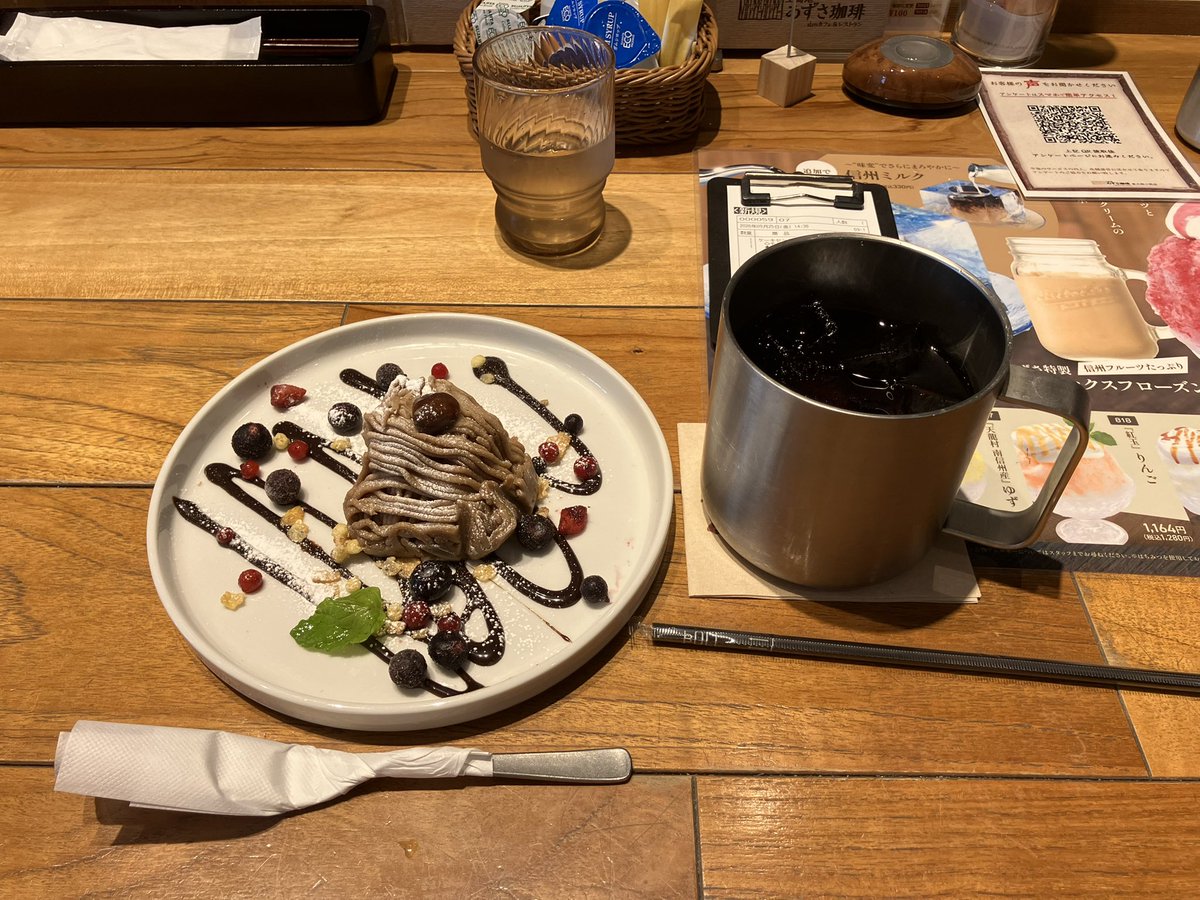 NANIWATAXIDR's tweet photo. おはようございます😊

市内中心部の空はこんな感じでございます…☔️

本日は朝イチより特殊mission🪖🇯🇵進行中です
午前の部？をクリアしました
お昼🍚して夜の部？に備えましょうか、ね

さて
ﾜﾀｸｼ、とある珈琲店にハマってます☕️
(写真は某日のお三時🍰)
コチラは座席間も広くてまったりできますね…
(スタバ◯はちょっとアレかも)

🚕の運転に限らず心がゆったりとできるのは
良き❤️
です、な

では
皆さま、ご安全に🦺🚕

#雨の日は急がず慌てず運転をば
#車間を取りませう🚕🚗
#ともあれお弁当は美味し❤️