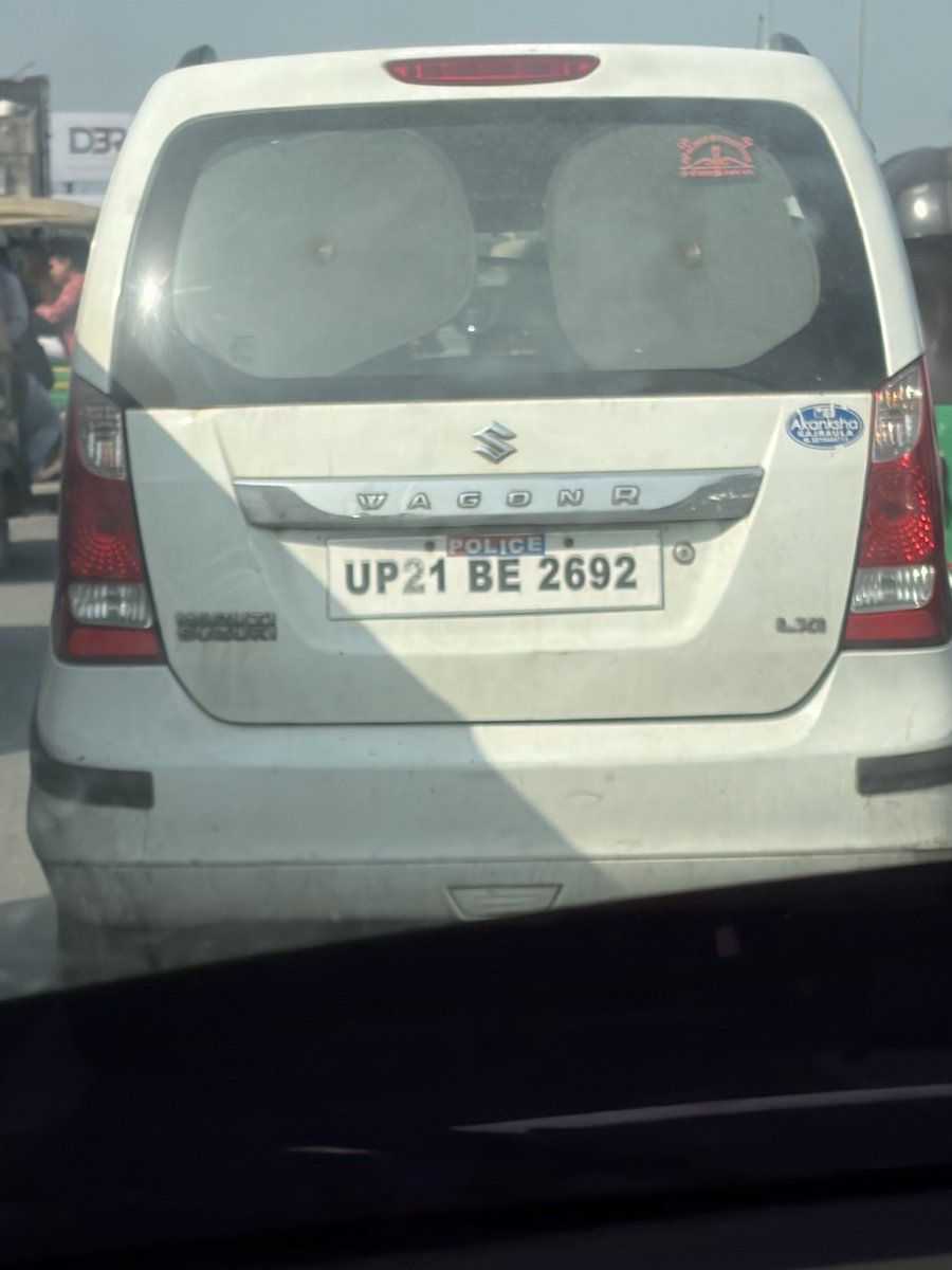 ShamaIram's tweet photo. Dear @uptrafficpolice 
@NHAI_Official 
@uptransportdept 
@uptpmoradabad 
Kindly check this vehicle is playing with a Non HSPR Number plate spotted in Noida 62 (NH-9)
pl check is authorised him or violation.
as per HSPR this is mandate to follow all including police personnel https://t.co/t2rgWJaUz9