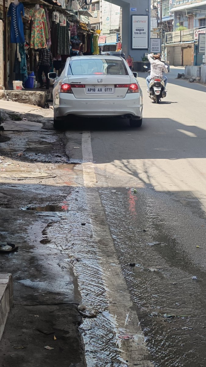 Saikumar909's tweet photo. .@HYDTP @AddlCPTrHyd

For necessary action

Parking on main road/ causeway

AP10AX0777
27.9.26
11:52 am

Ameerpet Kanakadurga Temple https://t.co/SCxptJEm6W