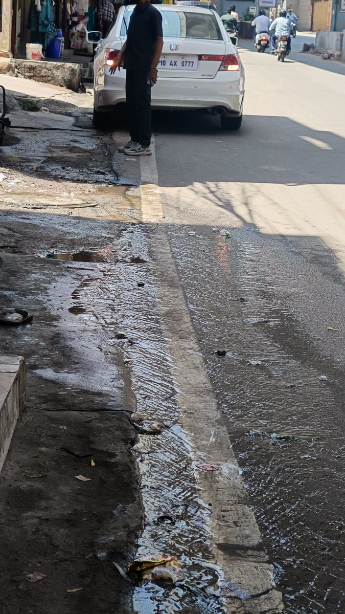 Saikumar909's tweet photo. .@HYDTP @AddlCPTrHyd

For necessary action

Parking on main road/ causeway

AP10AX0777
27.9.26
11:52 am

Ameerpet Kanakadurga Temple https://t.co/SCxptJEm6W