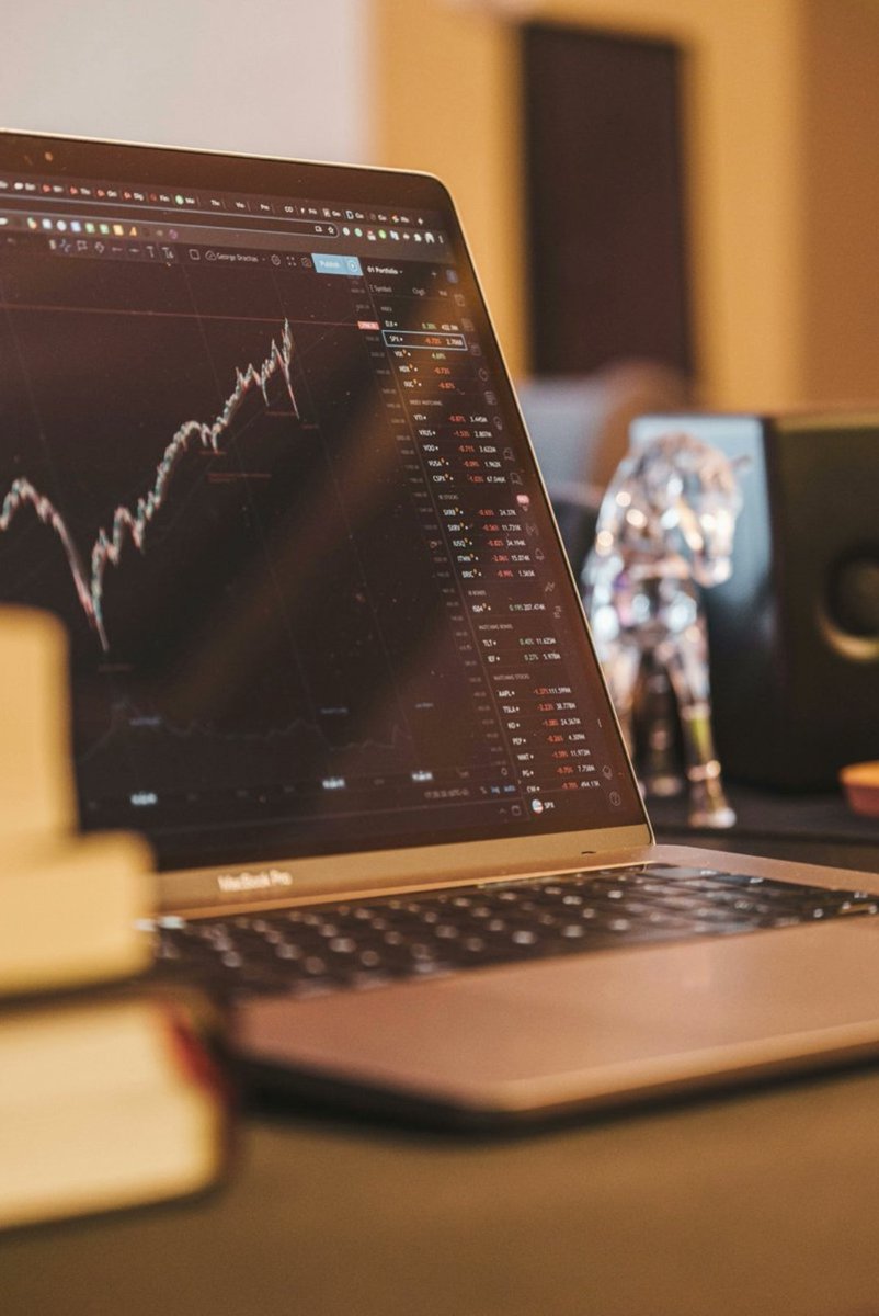 DivyanshiJ20056's tweet photo. 🚨 BREAKING: Google Gemini can now analyze any stock like a Wall Street analyst (for free).

Here are 10 insane Gemini prompts that replace $5,000/month Bloomberg terminals:

(Save this 🔖 you’ll need it later) https://t.co/OvIyJpCpLM