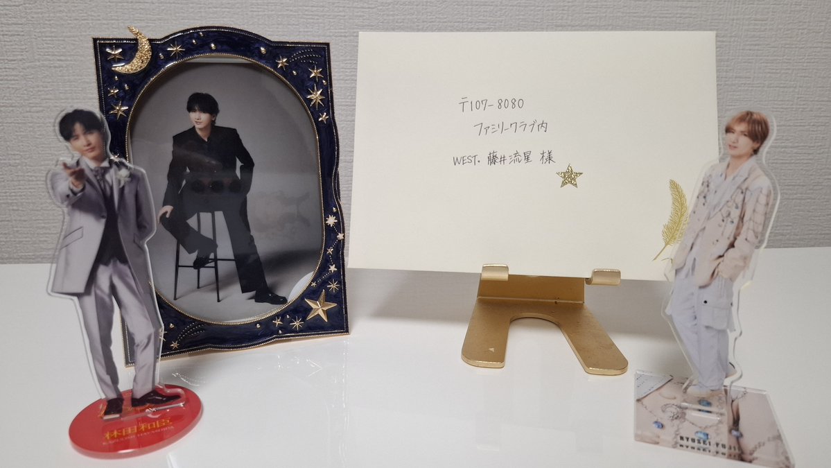 ryuuuuu37's tweet photo. 勤務先にある御用達郵便局へ📮宛先を見た担当者の方が『宛先、こちらなら証紙じゃなくて切手のほうが届きますよ。』とご配慮くださり、💙♥️の切手を出してくれたよ…😭感謝です😭 https://t.co/tBYrkbwIVE