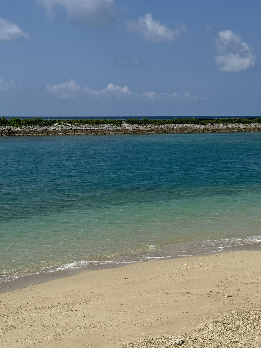 wkikuro's tweet photo. きょうは海が綺麗だったので、久しぶりにアメリカンビレッジから、いつもの美浜の散歩道を通って帰りました。 https://t.co/nDldMsMPZ5