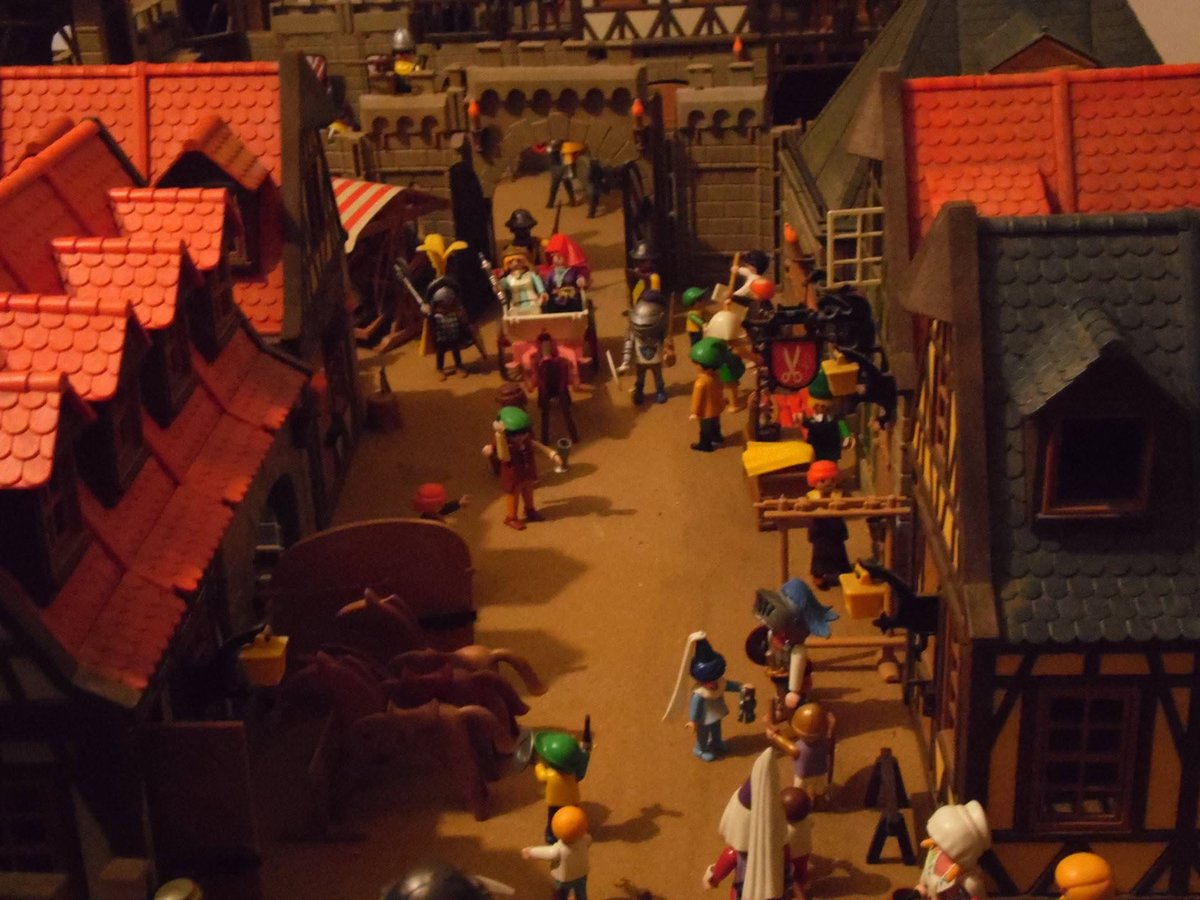 GranKaiosama's tweet photo. Y para quitar un poco de IA de mi pagina subo esta foto de mi castillo playmobil que tomé hace algunos años atrás, la iluminación fue totalmente accidental :3 #Playmovil #Medieval #Dioramas https://t.co/cu4Er53tUA