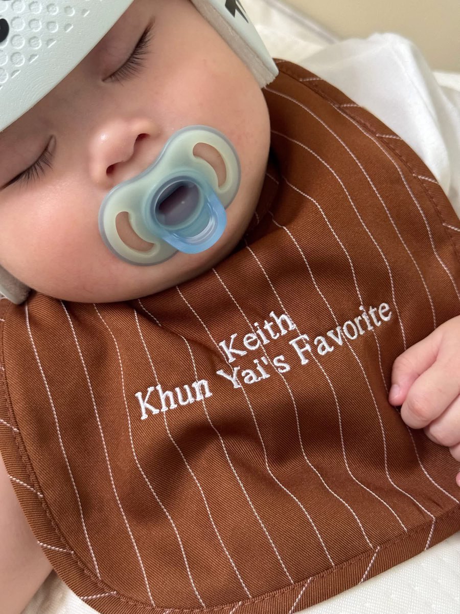 pttt236's tweet photo. ผ้ากันเปื้อนน้องคีธน่ารักมาก ปักคำว่า Khun Yai’s Favorite — “คนโปรดของคุณยาย” งืออออ เอ็นดูอะ แล้วอ้วงหลับคาอกแม่เนยตลอด หนุ่มน้อยที่เป็นคนโปรดของสาวทั้งบ้าน โตมาเป็นละมุนบอยแน่เลยยย 🥹 https://t.co/6WChOd1Axc