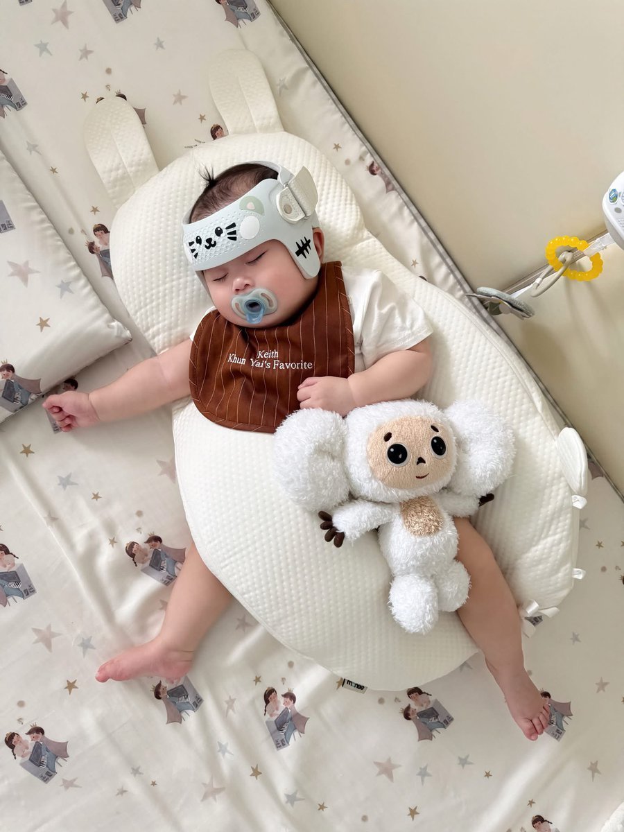 pttt236's tweet photo. ผ้ากันเปื้อนน้องคีธน่ารักมาก ปักคำว่า Khun Yai’s Favorite — “คนโปรดของคุณยาย” งืออออ เอ็นดูอะ แล้วอ้วงหลับคาอกแม่เนยตลอด หนุ่มน้อยที่เป็นคนโปรดของสาวทั้งบ้าน โตมาเป็นละมุนบอยแน่เลยยย 🥹 https://t.co/6WChOd1Axc