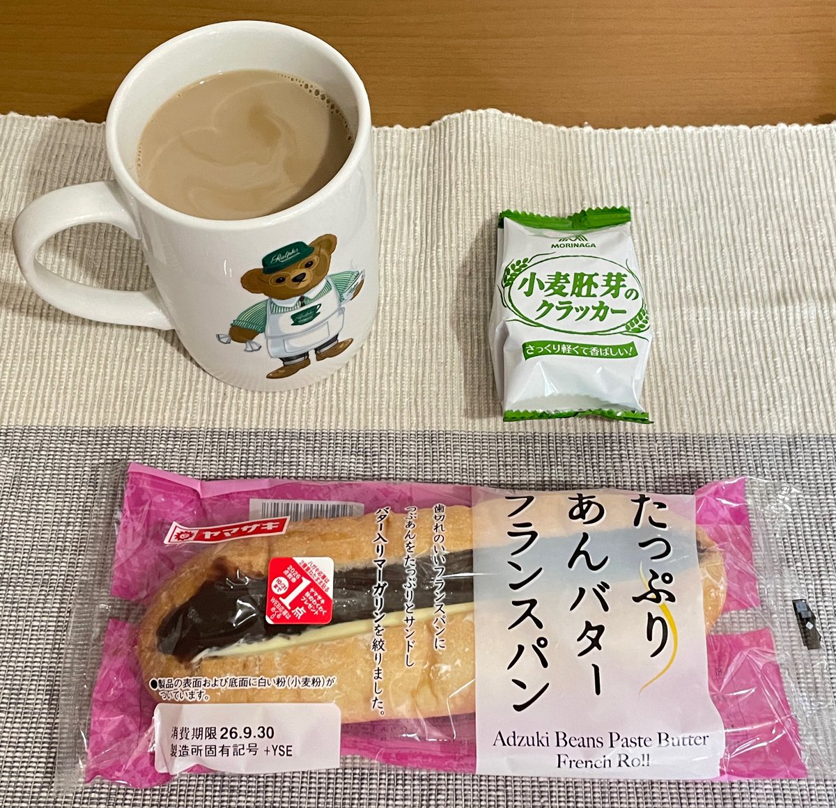 matsusen4132's tweet photo. 2026年9月29日（火）昼食

相変わらずの天候の火曜日もお疲れ様でございます🙇‍♂️
良いランチタイム〜の平和な午後となりますように🍀

いつも♡等リアクションいただき誠にありがとうございます😊

テキトーランチ
大好きアイスソイラテは外せません🤗
🆕パンと絶品の小麦胚芽クラッカー🌾とお菓子たち😋 https://t.co/1zxjCkOmyk