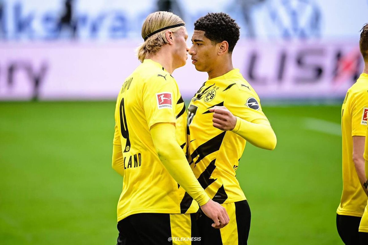 TELEKINESIS_95's tweet photo. Just their usual chest bump celebration caught at the perfect moment n somehow framed this well (still got a buttload of pics that barely ever get posted in my gallery tho 
#Haalingham https://t.co/tOIRkokvSw