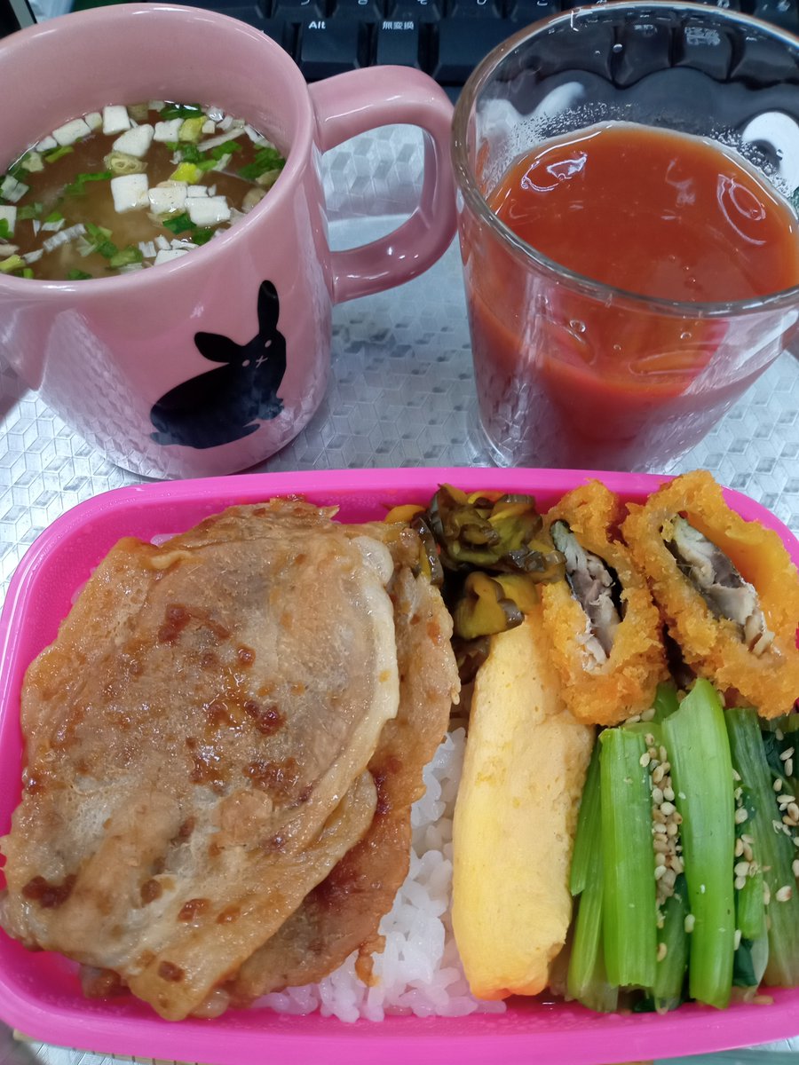 cherrymarch's tweet photo. 今日のおべんとう。しょうが焼き、卵焼き、レンチン小松菜、冷食アジ梅しそフライ、きゅうりみそ漬け、ごはん、野菜ジュース、みそ汁。やっぱフライにレモスコあうわー。 https://t.co/pga9ttgQEp