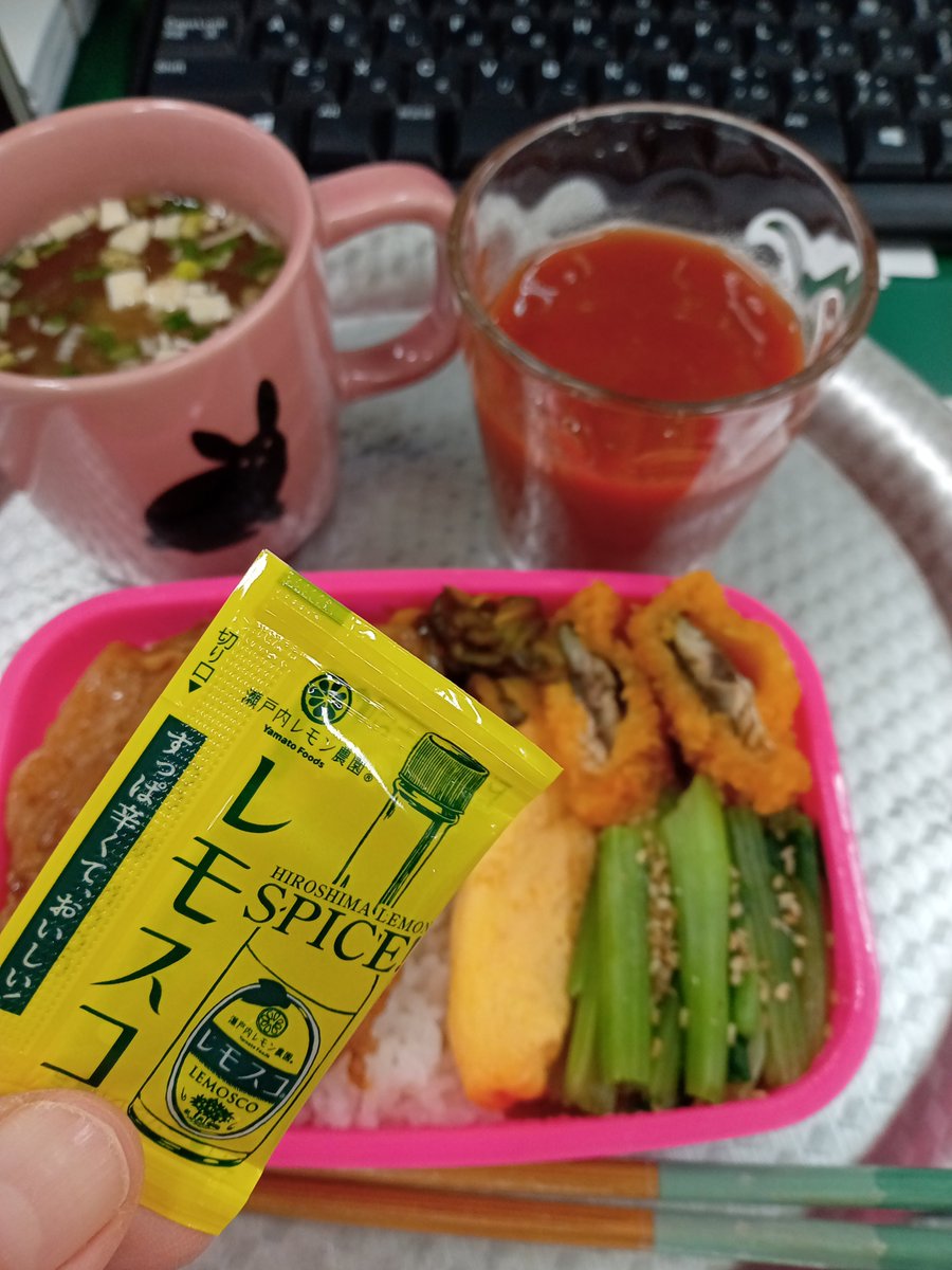 cherrymarch's tweet photo. 今日のおべんとう。しょうが焼き、卵焼き、レンチン小松菜、冷食アジ梅しそフライ、きゅうりみそ漬け、ごはん、野菜ジュース、みそ汁。やっぱフライにレモスコあうわー。 https://t.co/pga9ttgQEp