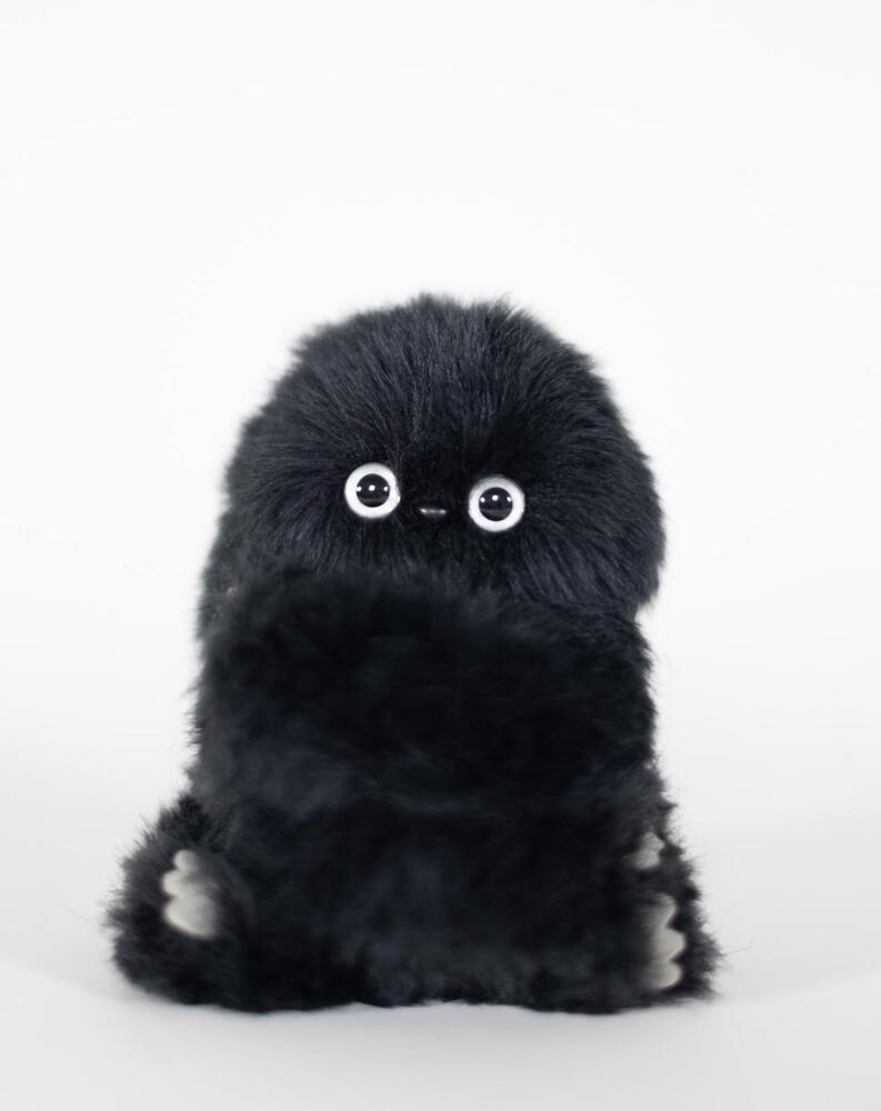 fashionpressnet's tweet photo. “ちら見”するロボット「みるみ」まっくろふわふわの小さな生き物風、限定ブラックが蔦屋書店・蔦屋家電で - https://t.co/RCqoB4p08U https://t.co/QSTDXQxs5r
