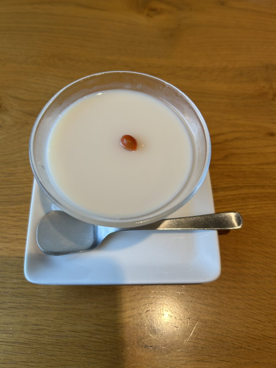 kgg_aka's tweet photo. ランチのデザートで出てきたおっぱい杏仁豆腐 https://t.co/EyAVq77HL2