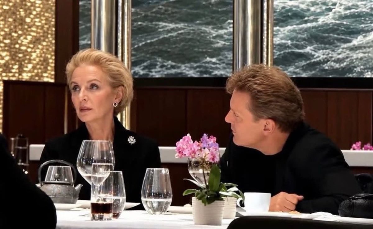 Indie5051's tweet photo. Luis Miguel  cenando con Carolina Herrera en New York. https://t.co/aWXlFBfqUN