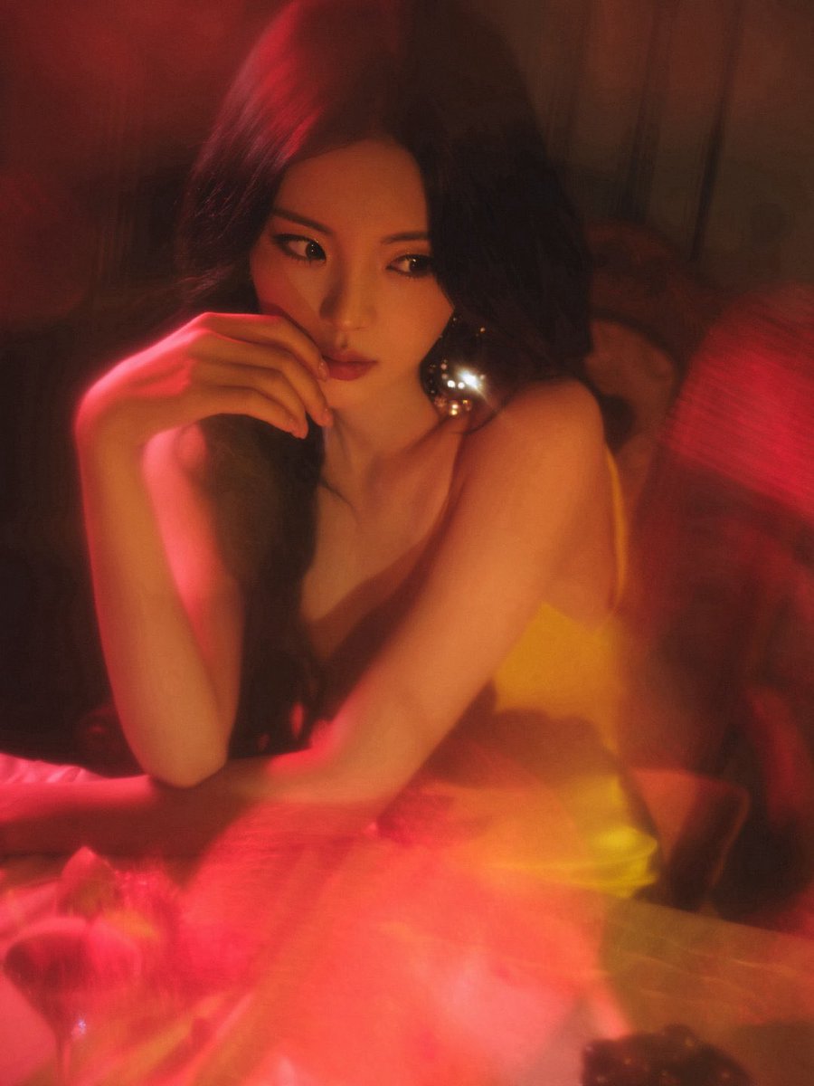 cfhaoyue's tweet photo. Neon lights, dark hours &amp; her. ✨
Amid the play of light and shadow, a story quietly unfolds. Around the corner, disappearing into the crowd.🎞️🌃♡ https://t.co/BZIRAoRgWL