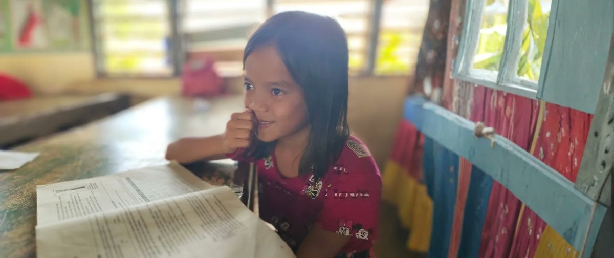 ILOAsiaPacific's tweet photo. The Philippines has made progress in reducing child labour: from 678,000 children in 2023 to 509,000 in 2025.

A new national roadmap aims to accelerate action against child labour, forced labour, trafficking and modern slavery.

🔗https://t.co/IMUEY38dAO

#EndChildLabour https://t.co/mKIzvyK4xn