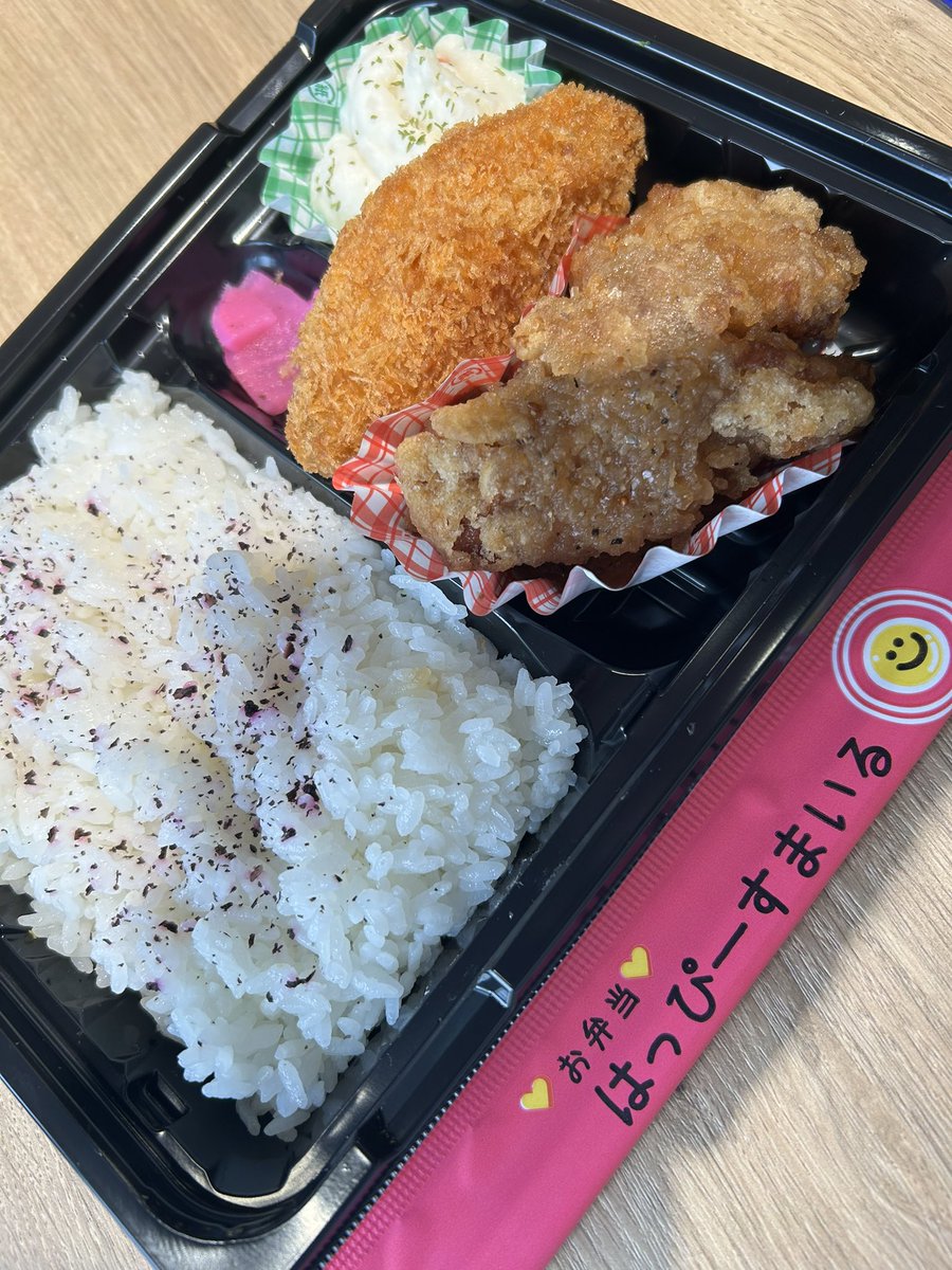 NumberD344170's tweet photo. 【福岡】
本日は、会社近くの弁当を食べました🍱なんとこのご時世で450円と言う驚きの価格‼️ふりかけのサービスもいただきました😋また買っちゃうな〜
#唐揚げ弁当
#まんぷく https://t.co/wScMilbyoC