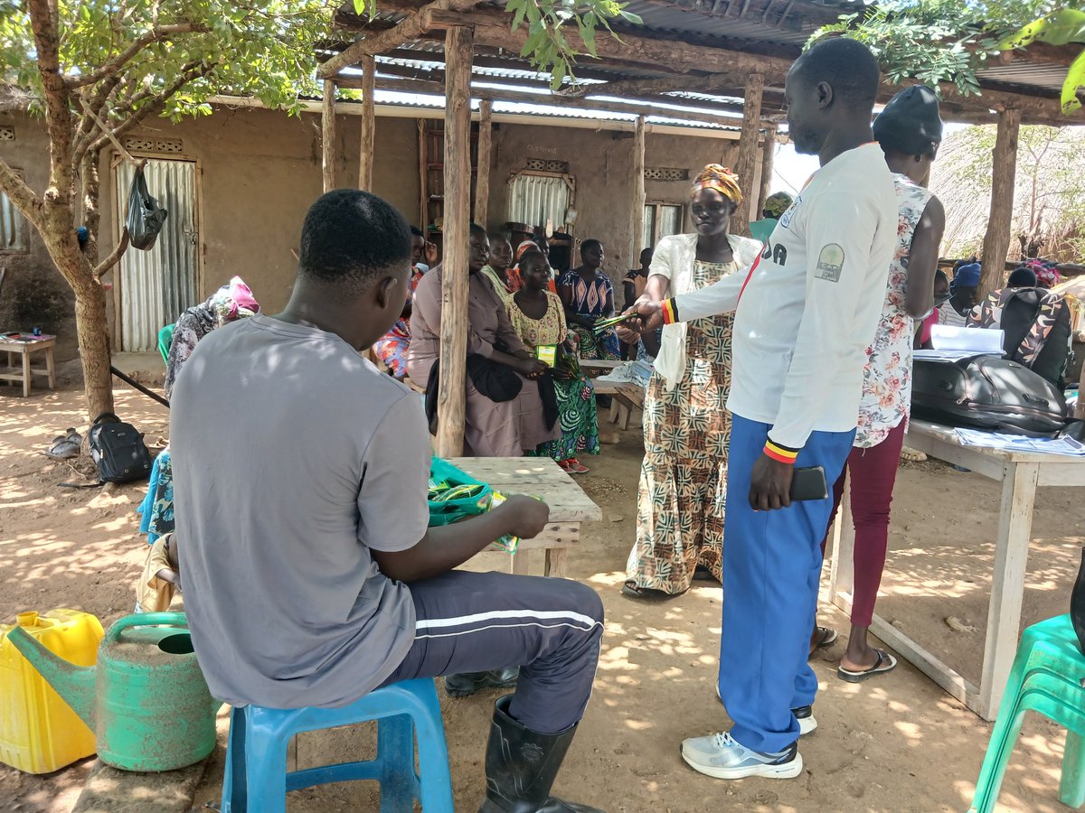 JohnNehemiahP's tweet photo. Today in Imvepi, 60 women learned by doing: preparing nursery beds, building kitchen gardens and applying manure.

Each received eggplant, collard and okra seeds. 

Food security is not only about giving food. It’s about giving people the skills and seeds to grow their own. https://t.co/k2n7XizG8T