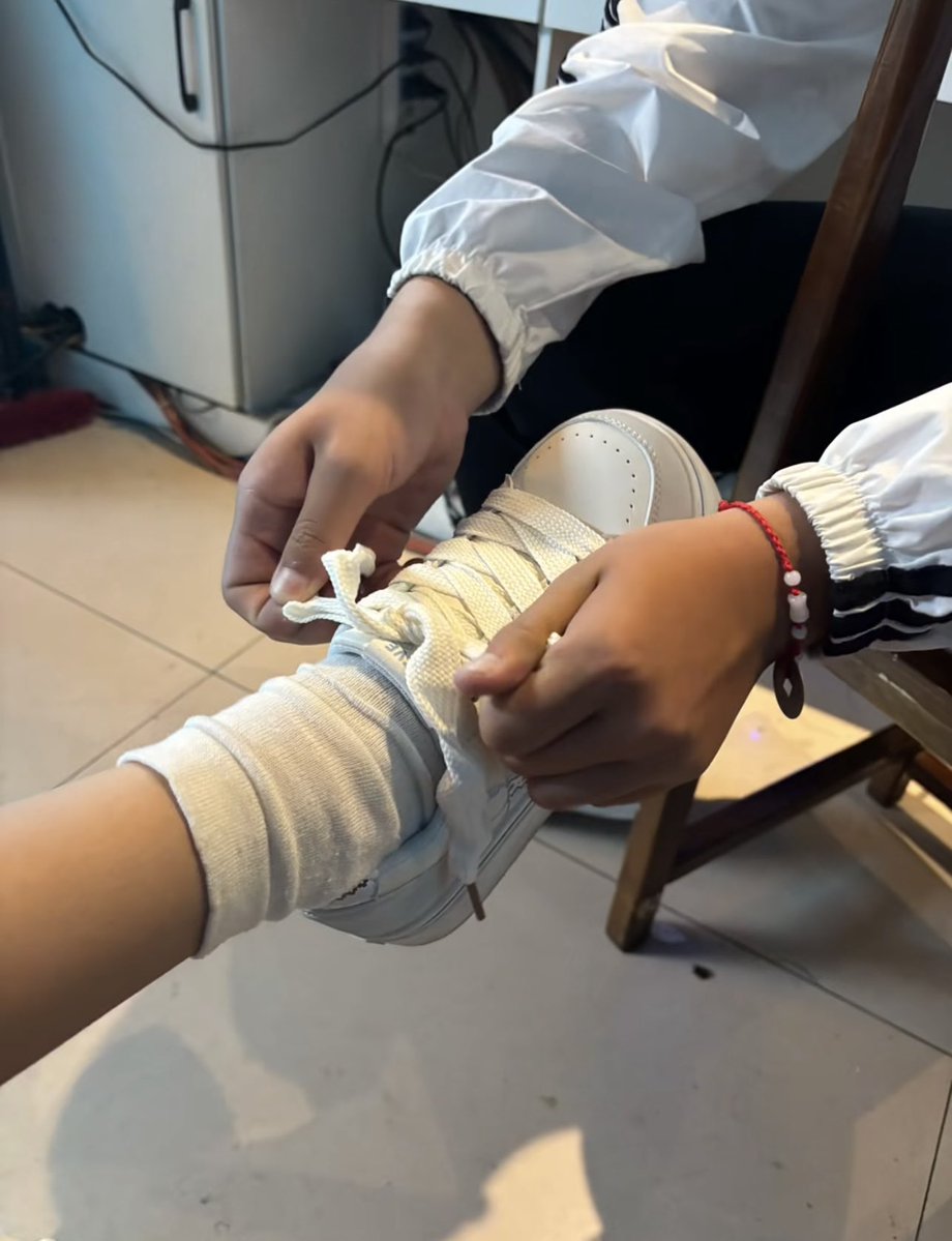 Ya5lluz's tweet photo. 贱狗同学孝敬给我的新鞋，虽然这双鞋不贵，但是如果是因为要省钱给我上贡的话，那麻烦你跪下帮我换上吧！今天下午就穿着你买的新鞋去把你的零花钱用光光！#女高 #atm奴 #榨金 #贡奴 #臭脚 https://t.co/aapZAU07wB