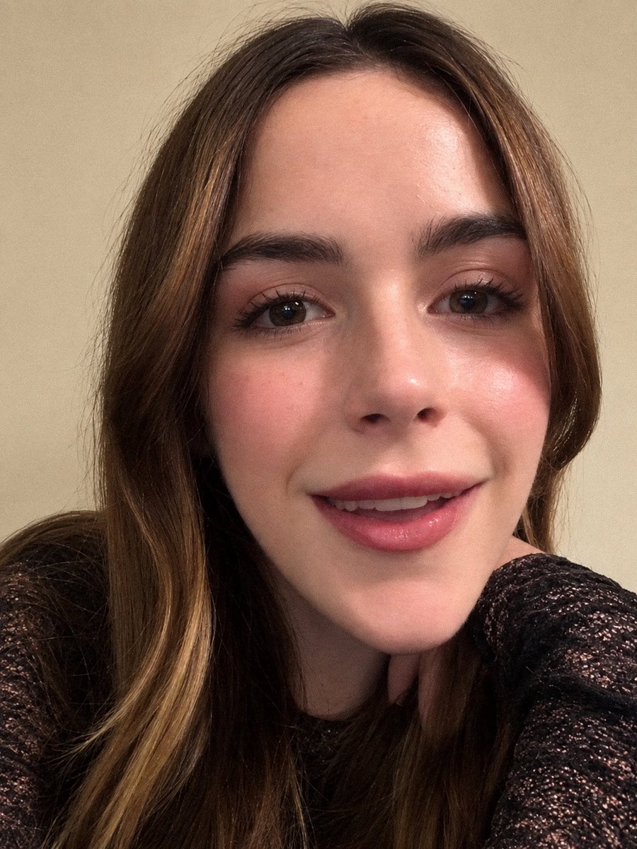 updateshipka's tweet photo. Kiernan Shipka, you’re insanely gorgeous!😮‍💨 https://t.co/diWb12q15r