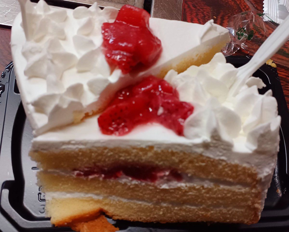 reina_01234's tweet photo. 串カツと居酒屋にも行きました！〆は、ケーキとカラオケ！
少し早いけど誕生日おめでとうって事で急遽、こんなショボイ、ケーキしか用意出来なかった💧
めちゃくちゃ楽しかったわ😁 https://t.co/U8HtHPJXDi