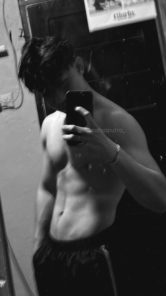 boymbu's tweet photo. Palingan sejam lagi udh jadi roti kembung ini🤣🤏🏻 https://t.co/h9DmUAsgFS