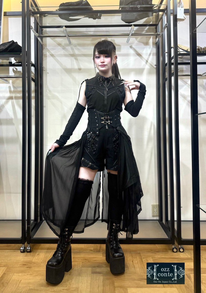 ozz_shibuya's tweet photo. 𓊆✧𝟸𝟶𝟸𝟼-𝙰𝚆 𝙲𝙾𝙻𝙻𝙴𝙲𝚃𝙸𝙾𝙽 ✧𓊇  

【MAGNET by SHIBUYA109 4階🧲⚡️】

⚔️ 𝔾𝕠𝕥𝕙𝕚𝕔 ℙ𝕦𝕟𝕜 𝕊𝕥𝕪𝕝𝕖 ⚔️

光の中にいるほど
影は深くなる _______ .

✞10:00~21:00✞ │ TAX FREE ✧

#ozzon #MAGNETbySHIBUYA109 https://t.co/fkmRmHRMJJ