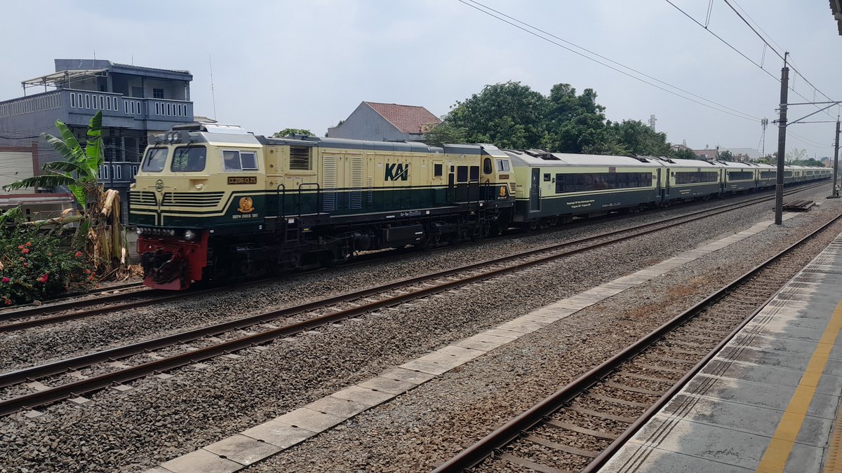 wira1517's tweet photo. Nuansa Vintage K.A Argo Merbabu dan Abadikan sebelum ganti K.A Muria.
If : CC 206 13 25 SDT ft K.A 23 Argo Merbabu Pagi (Semarang Tawang - Gambir Jakarta).
#fypシ゚viralシfypシ゚
#fotosepur
#keretaapi
@irpsID
@argothrottle
@txttransportasi
@jalur5_
@sahabat_kereta https://t.co/FD5jGfZGGt
