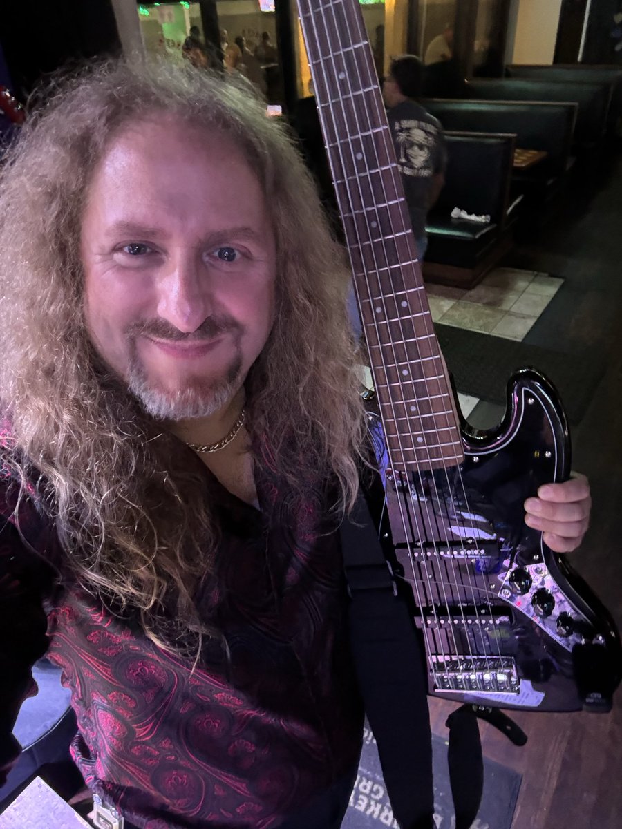 EmiMartinez583's tweet photo. Broke in the new Fender/Squier Jazz Bass VI at a show! I DIG IT! 🤘🏻❤️‍🔥 @Fender #bass #MoreThanFour #rock https://t.co/e5KM7k7J7B