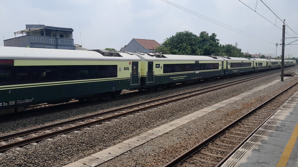 wira1517's tweet photo. Nuansa Vintage K.A Argo Merbabu dan Abadikan sebelum ganti K.A Muria.
If : CC 206 13 25 SDT ft K.A 23 Argo Merbabu Pagi (Semarang Tawang - Gambir Jakarta).
#fypシ゚viralシfypシ゚
#fotosepur
#keretaapi
@irpsID
@argothrottle
@txttransportasi
@jalur5_
@sahabat_kereta https://t.co/FD5jGfZGGt
