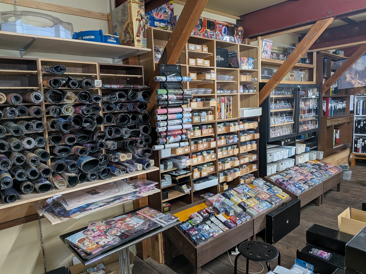 gurra0218's tweet photo. パック販売なし
オリパなし
通販なし
立地→岩手の最東端

これでよく生き残ってるなと。

ちょっと褒めて欲しいよねーw

20年前、旧百年堂を立ち上げた時はもっと条件悪かった。

開業資金36万からスタートして、２号店出店まで漕ぎ着けて。

震災で無くなりはしたものの、あれがあって今がある。

ショップのコンセプトは昔から変わらない。

楽しい居場所を作る事。

#カードショップ百年堂