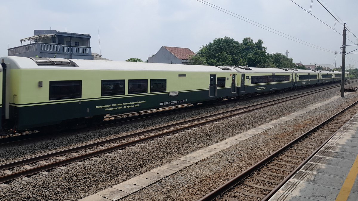 wira1517's tweet photo. Nuansa Vintage K.A Argo Merbabu dan Abadikan sebelum ganti K.A Muria.
If : CC 206 13 25 SDT ft K.A 23 Argo Merbabu Pagi (Semarang Tawang - Gambir Jakarta).
#fypシ゚viralシfypシ゚
#fotosepur
#keretaapi
@irpsID
@argothrottle
@txttransportasi
@jalur5_
@sahabat_kereta https://t.co/FD5jGfZGGt