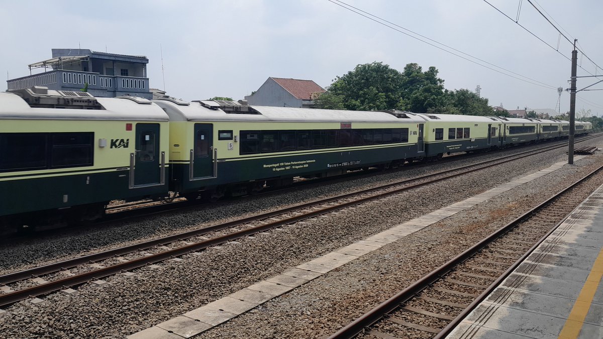 wira1517's tweet photo. Nuansa Vintage K.A Argo Merbabu dan Abadikan sebelum ganti K.A Muria.
If : CC 206 13 25 SDT ft K.A 23 Argo Merbabu Pagi (Semarang Tawang - Gambir Jakarta).
#fypシ゚viralシfypシ゚
#fotosepur
#keretaapi
@irpsID
@argothrottle
@txttransportasi
@jalur5_
@sahabat_kereta https://t.co/FD5jGfZGGt