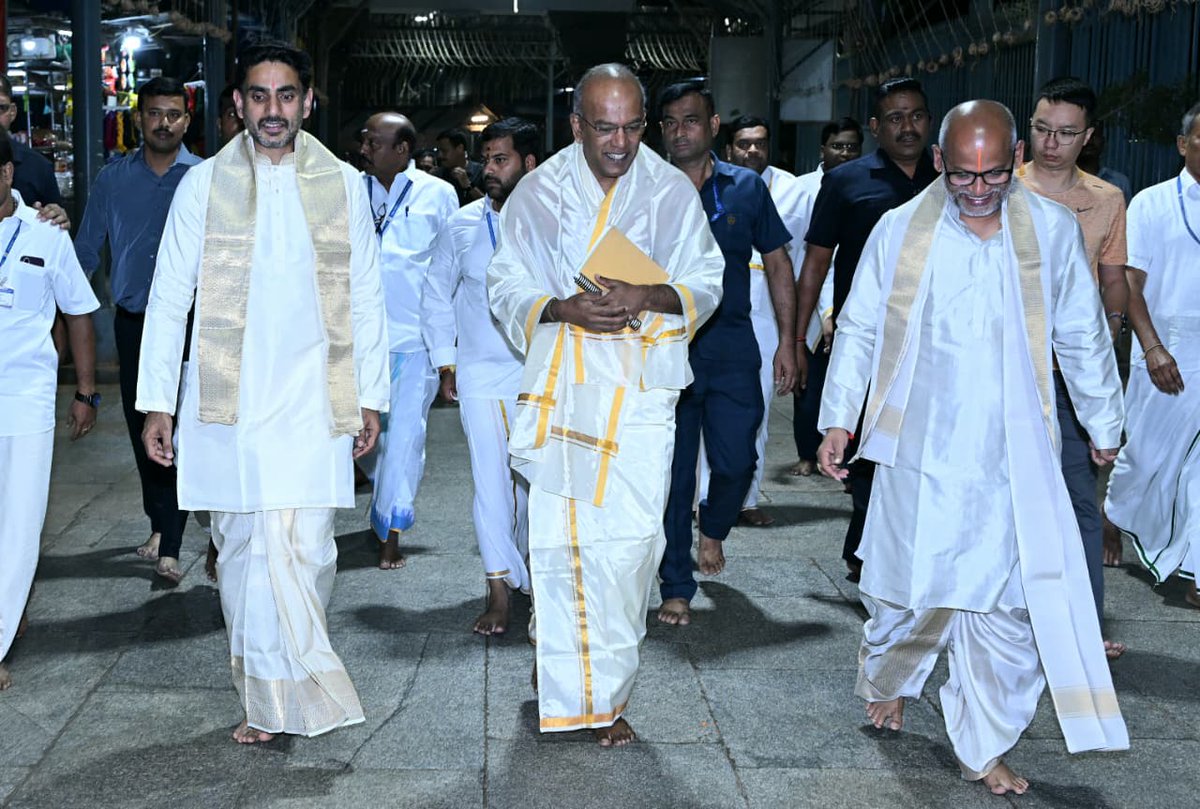 naralokesh's tweet photo. సింగపూర్ హోంమంత్రి కే.షణ్ముగం గారితో కలిసి కలియుగ ప్రత్యక్షదైవం తిరుమల శ్రీ వేంకటేశ్వరస్వామి వారిని దర్శించుకున్నాను. రంగనాయకుల మండపంలో పండితులు ఆశీర్వచనం చేసి స్వామివారి తీర్థప్రసాదాలు అందజేశారు. https://t.co/lhZ19xCGO2