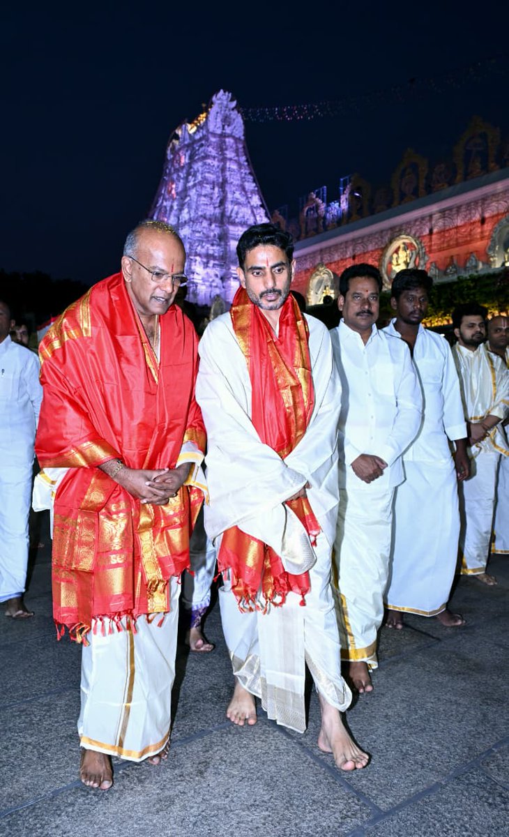 naralokesh's tweet photo. సింగపూర్ హోంమంత్రి కే.షణ్ముగం గారితో కలిసి కలియుగ ప్రత్యక్షదైవం తిరుమల శ్రీ వేంకటేశ్వరస్వామి వారిని దర్శించుకున్నాను. రంగనాయకుల మండపంలో పండితులు ఆశీర్వచనం చేసి స్వామివారి తీర్థప్రసాదాలు అందజేశారు. https://t.co/lhZ19xCGO2