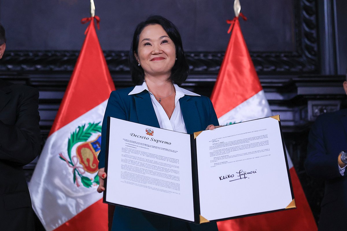 prensaperupe's tweet photo. 🇵🇪La Remuneración Mínima Vital sube a 1.230 en octubre y a 1.300 tras 'Fenómeno El Niño'. Avance dice el Gobierno, pero ¿alcanza para vivir dignamente? Bono de 100 soles para la microempresas, ayuda necesaria pero solo por única vez.
https://t.co/7qy4mHqKzC https://t.co/Ic7kE8HiZA