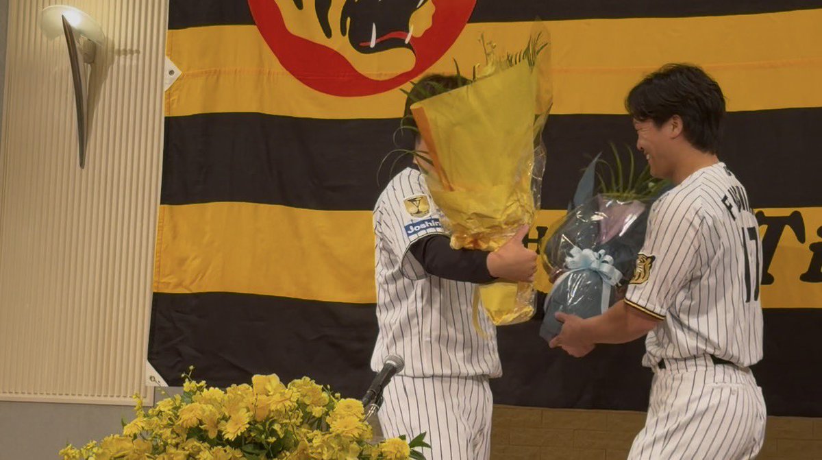 SponichiHanshin's tweet photo. #西勇輝 投手が引退会見を行いました。

「18年間たくさんの応援ありがとう
ございました。僕は本当に幸せでした」

#伏見寅威 捕手 #梅野隆太郎 捕手
#岩崎優 投手 #髙橋遥人 投手
#才木浩人 投手 #村上頌樹 投手が
サプライズで登場しました💐 https://t.co/4xPOAdgpOT