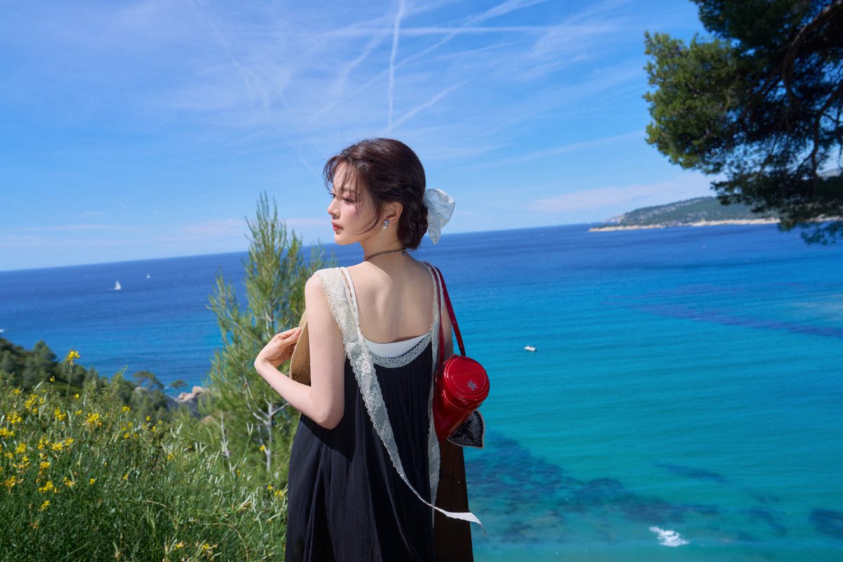 cfhaoyue's tweet photo. 𓂃 ࣪˖ Azure coastlines, leisurely walks beneath the greenery, and a little toast to the sunshine with my straw hat. 🥂🌿 Letting the gentle charm of the South of France melt into the warm sunlight, enjoying my own little summer dream by the sea. ☀️🌊🍃♡ https://t.co/F8vGuiRkcO
