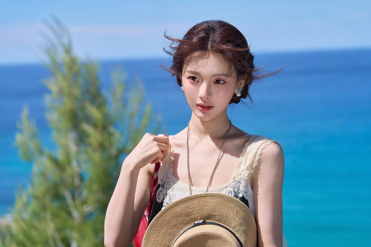 cfhaoyue's tweet photo. 𓂃 ࣪˖ Azure coastlines, leisurely walks beneath the greenery, and a little toast to the sunshine with my straw hat. 🥂🌿 Letting the gentle charm of the South of France melt into the warm sunlight, enjoying my own little summer dream by the sea. ☀️🌊🍃♡ https://t.co/F8vGuiRkcO