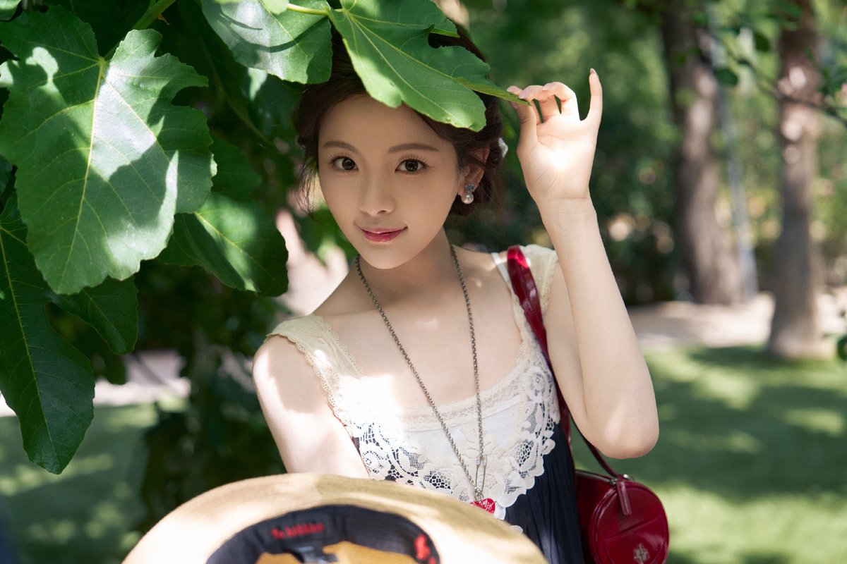 cfhaoyue's tweet photo. 𓂃 ࣪˖ Azure coastlines, leisurely walks beneath the greenery, and a little toast to the sunshine with my straw hat. 🥂🌿 Letting the gentle charm of the South of France melt into the warm sunlight, enjoying my own little summer dream by the sea. ☀️🌊🍃♡ https://t.co/F8vGuiRkcO