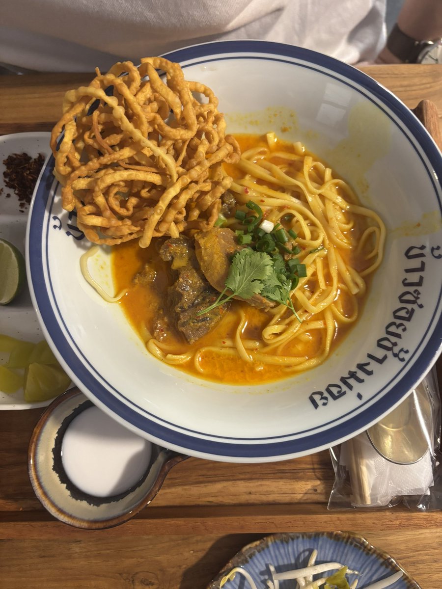 Butterterbutbee's tweet photo. ถ้าร้านเชียงใหม่ เค้าชอบ ข้าวซอยช้างม่อย อ่า น้ำข้นเลย ละร้านนี้มีแตงโมปลาแห้งด้วย ชื่นใจมากก 🥹💗 https://t.co/E708Ew8tuM