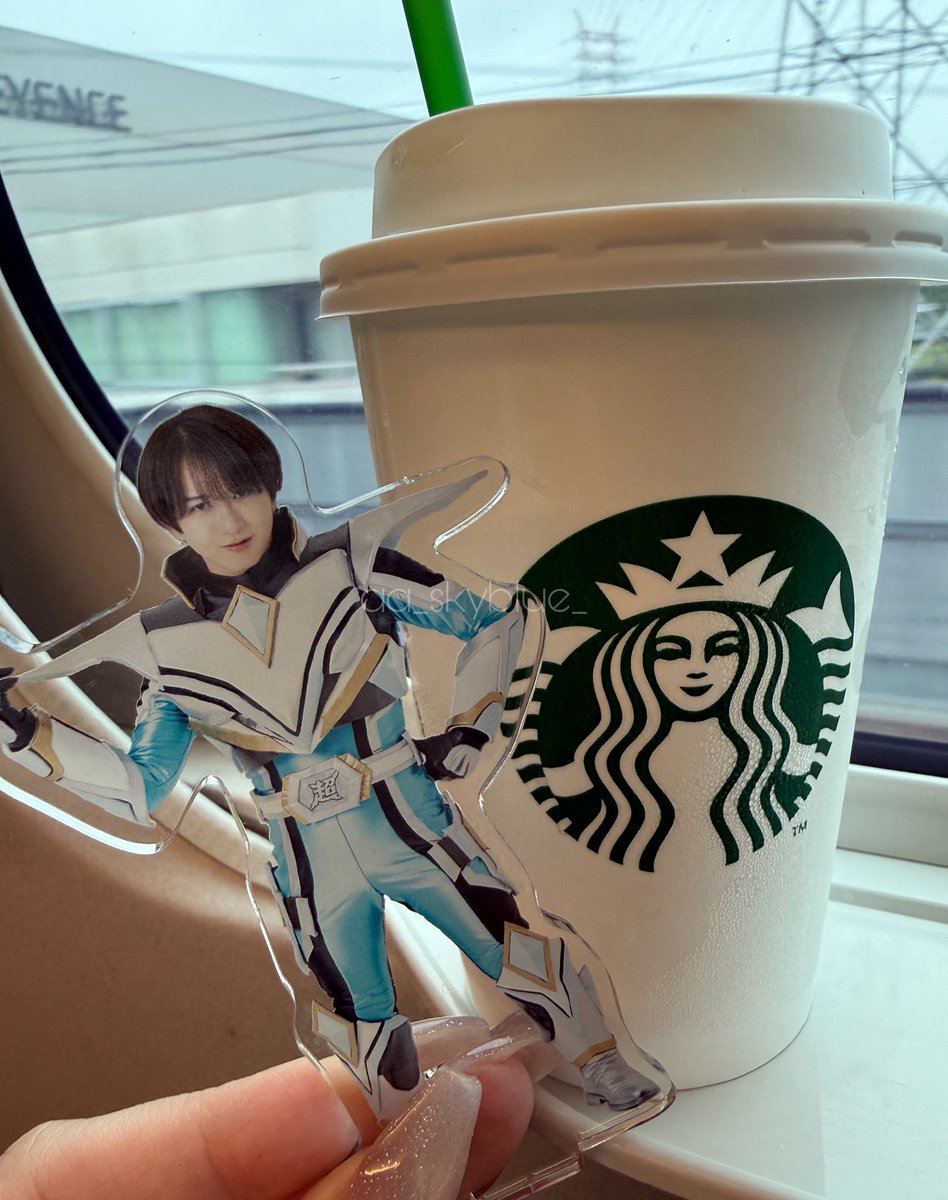 aa_skyblue_'s tweet photo. 午前中仕事して新幹線飛び乗った🚄（上半期最終月の月末とかめちゃくちゃ忙しくて休めない）あいにくの天気やけど定刻通り到着しますように⭐️今日楽しみ🩵
おにぎり🍙食べて顔面工事する🚧🔩 https://t.co/AADW0fcwY9